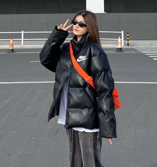 Nike 耐克冬季皮衣皮袄子皮棉服 高端皮棉衣系列 官网发售 顶级版本 经典百搭 甄选意大利进口Pu皮 纹路手感超级棒 防风防水 油渍灰尘可直接用纸巾擦干净 非