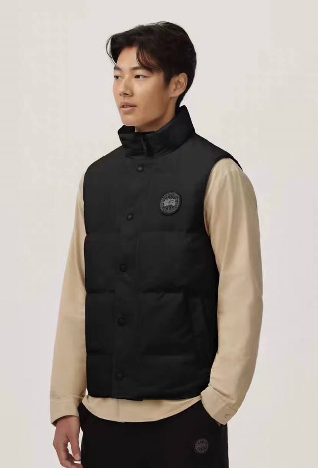 模特图 顶级版本 支持芯片感应 配手提袋 配包装盒+10 Canada Goose 加拿大鹅 羽绒马甲，属于品牌经典的户外功能性单品，以超强保暖性和标志性设计著