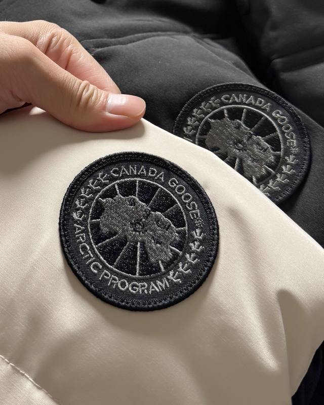 细节图 顶级版本 支持芯片感应 配手提袋 配包装盒+10 Canada Goose 加拿大鹅 羽绒马甲，属于品牌经典的户外功能性单品，以超强保暖性和标志性设计著