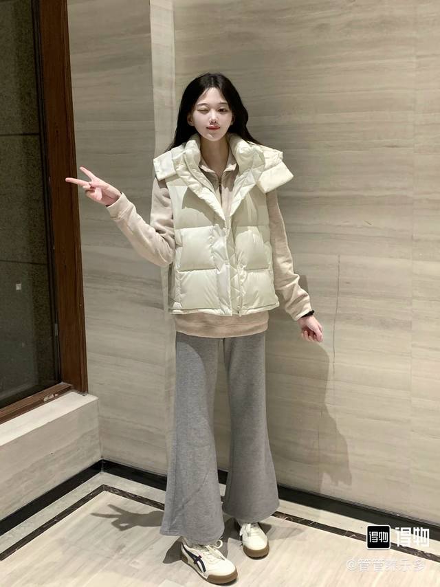 模特图 品质冬款马甲｜露露乐檬 三色新款泡芙连帽羽绒马甲 Lu 泡芙云朵羽绒服！！ 现在最火的面包服！ 不挑性别和年龄的一款中性面包服，性价比高，很值得推，你们