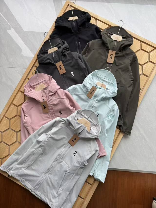 昂跑加厚连帽软壳冲锋衣：一衣穿遍四季，风雨时髦同行！ 瑞士精工淬炼的户外硬核装备，亦是城市里的穿搭焦点 昂跑加厚连帽软壳冲锋衣，让每一次出行都从容有型。 硬核防