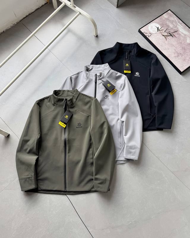 凯乐石25年秋冬新款户外立领 防风水透气软壳冲锋衣 产品特性： 防风雨，防静电，抗撕耐磨！ 做到了即轻量，又具备很好的三防效果， 轻松应对各种户外复杂环境！ 专