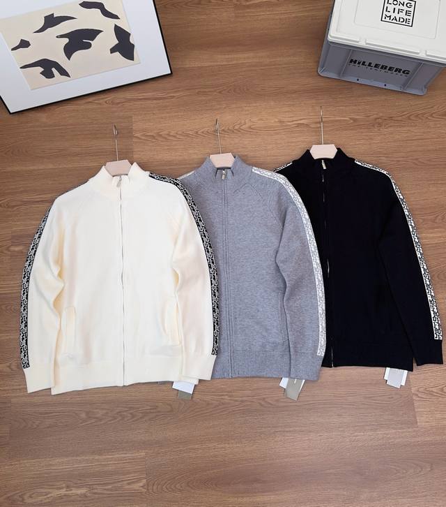 供 迪奥Dior2025秋冬新款拉链开衫外套！肩部提花图案针织羊毛混纺拉链开衫！插件设计超级显瘦男女同款！宽松版型！这款拉链外套买的人很多，因为这款开衫款式很特