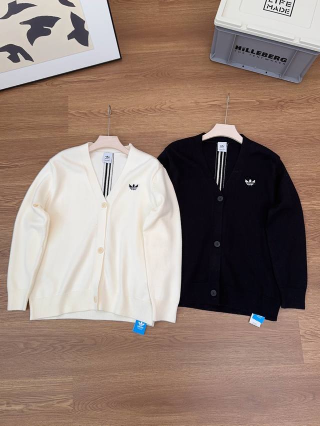 Adidas2025秋冬限定款复古学院风纯色提花针织毛衣开衫外套！男女同款！同款定制雪尼尔纱线，进口染色长一比一调试染色，代购级别品质。原版开模定制纽扣同配色！