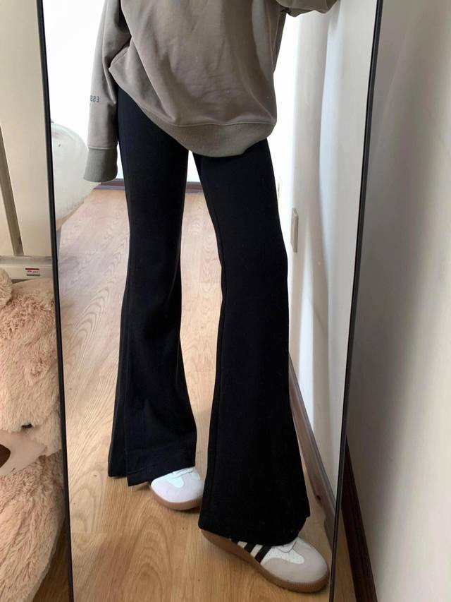 高定版 秋冬加绒版 Lulu 喇叭裤做了经典黑和石墨灰哦 大家自行选色 超级好搭这个秋冬你Bi须拥有！ 瑜伽喇叭裤来喽！ 比起普通的鲨鱼裤Ta最Da的特点就是小