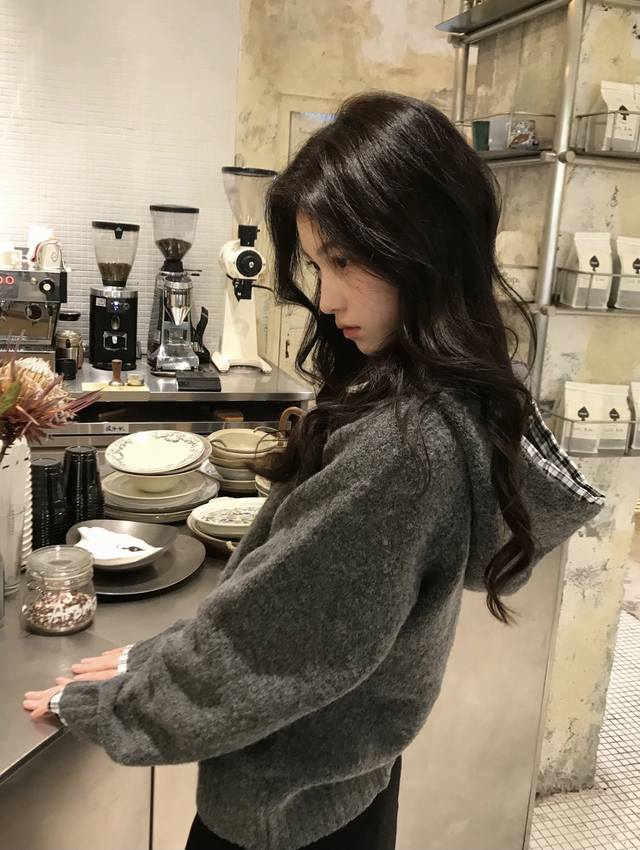 高定版 爆款 Burberry 巴宝莉韩系慵懒风格纹拼接连帽毛衣外套 狠狠爱住，被这件连帽针织上衣拿捏了！ 深灰色超显气质，版型小宽松慵懒，对身材包容性超棒~韩