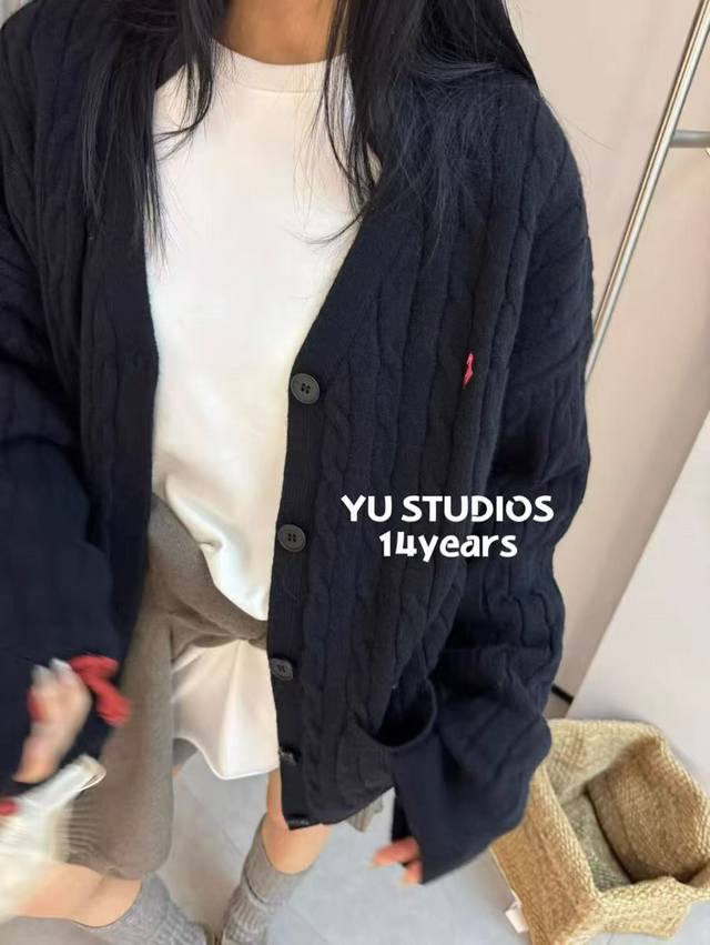 高定版 爆款 Polo 拉夫劳伦 学院风小马刺绣麻花毛衣外套 “降温天也能美美的出街~ 时尚减龄敲Bai搭的一款开衫外套 谁上身都是时髦小姐姐的既视感，温柔又有