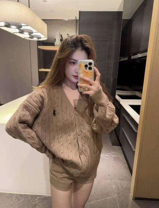 高定版 爆款 Polo 拉夫劳伦 学院风小马刺绣麻花毛衣外套 “降温天也能美美的出街~ 时尚减龄敲Bai搭的一款开衫外套 谁上身都是时髦小姐姐的既视感，温柔又有