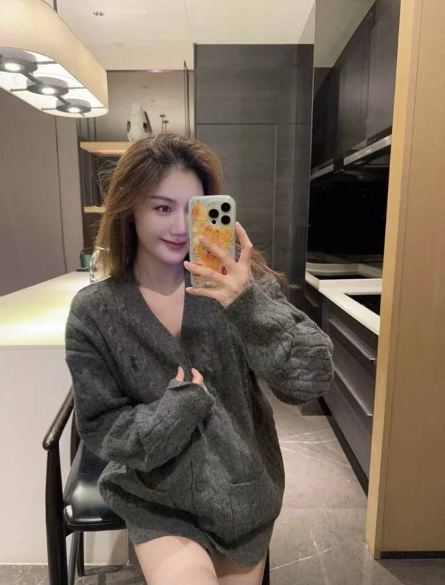 高定版 爆款 Polo 拉夫劳伦 学院风小马刺绣麻花毛衣外套 “降温天也能美美的出街~ 时尚减龄敲Bai搭的一款开衫外套 谁上身都是时髦小姐姐的既视感，温柔又有