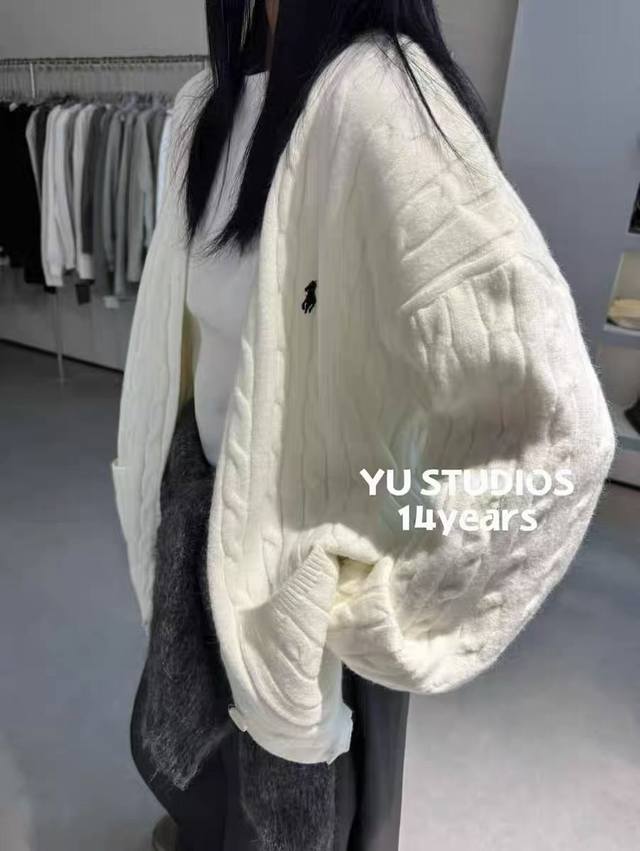 高定版 爆款 Polo 拉夫劳伦 学院风小马刺绣麻花毛衣外套 “降温天也能美美的出街~ 时尚减龄敲Bai搭的一款开衫外套 谁上身都是时髦小姐姐的既视感，温柔又有