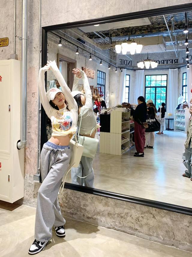 高定版 常规 Miumiu 缪缪两色双高腰运动裤实在是太好看了 两个颜色都很百搭 灰色和蓝色绝绝子 双高腰头的腰头可以很好把我们的小肚腩遮住 运动裤休闲的感觉