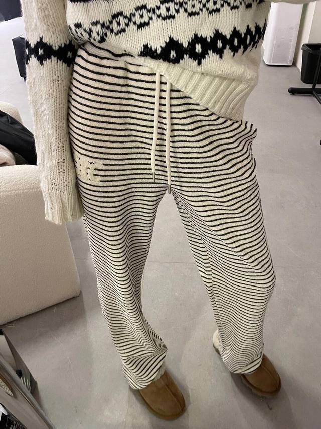 高定版 加绒版 Celine 瑟琳凯旋门条纹阔脚裤 版型属于偏宽松的阔腿版 对腿型基本没与要求 加上条纹设计 视觉上炒鸡遮胯显比例 ～ 家庭版本暖和舒服又显瘦