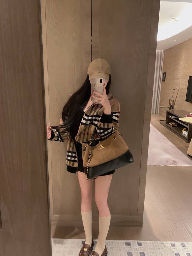 巴宝莉 爆款 Burberry 巴宝莉一眼爱上的B家连帽开衫 真的太经典了 是一件永远可以在你衣柜里的衣服 不存在过时 不费力的穿搭日常又好看有谁会拒绝这件开衫