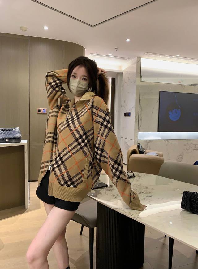高定版 爆款 Burberry 巴宝莉Bbr英伦风格纹针织开衫 秋天的英伦感 这件开衫简直就是慵懒老钱氛围 前后360°好看 美女氛围感感直接拉满 男生穿也好看