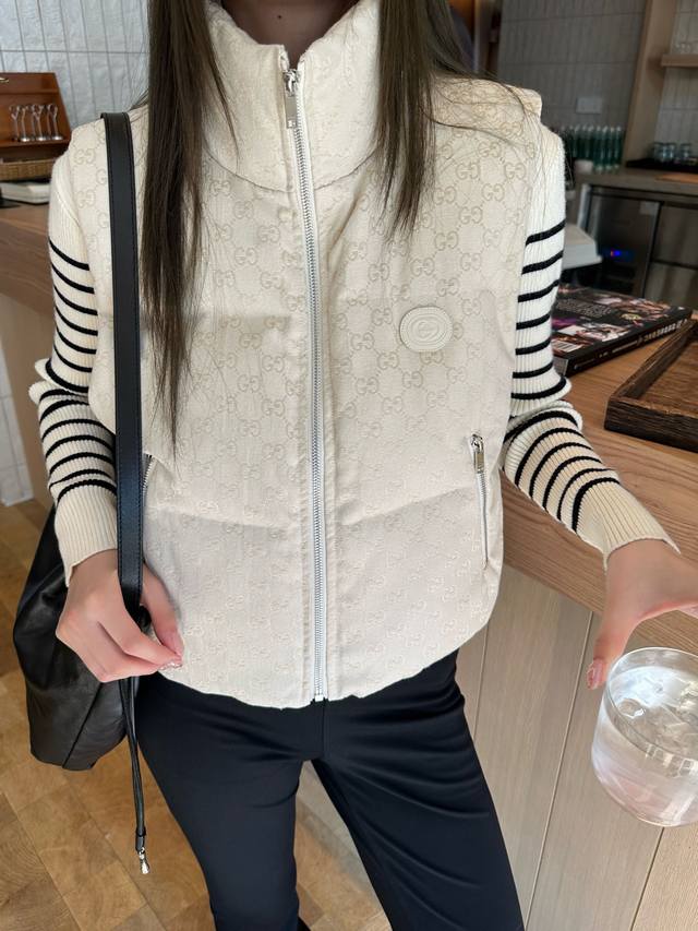 Gucci 古驰* 马甲羽绒服外套 双G提花面料填充鸭绒 小徽章装饰 填充物：90白鸭绒 卡其色 白色 尺码 S M L S 80-95斤 M95-110斤 L