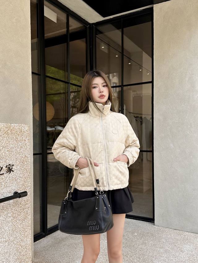 Gucci 古驰* 立领羽绒服外套 双G提花面料填充鸭绒 小徽章装饰 填充物：90白鸭绒 卡其色 白色 尺码 S M L S 80-95斤 M95-110斤 L