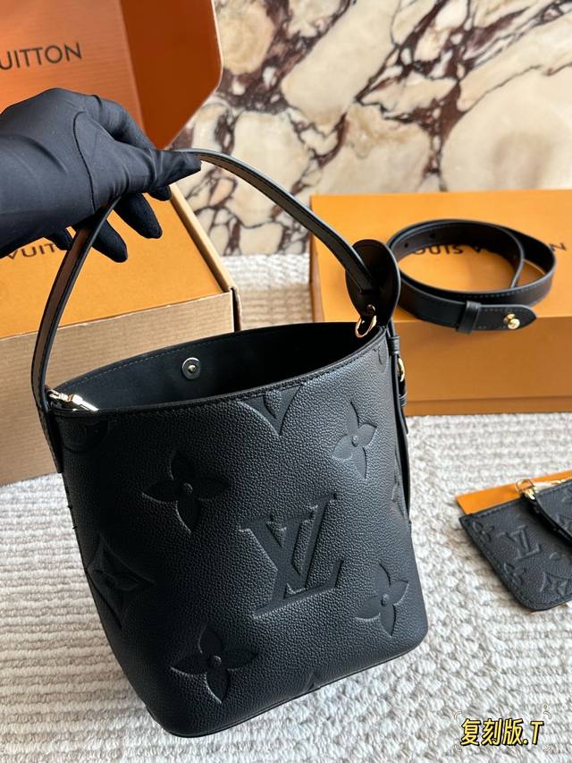 配盒 Size:18*16Cm All In Bb重磅来袭新色 这谁看了不迷糊呀 没想到越看越喜欢 有两幅面孔 L家 Aii In Bb25Ss 水桶包