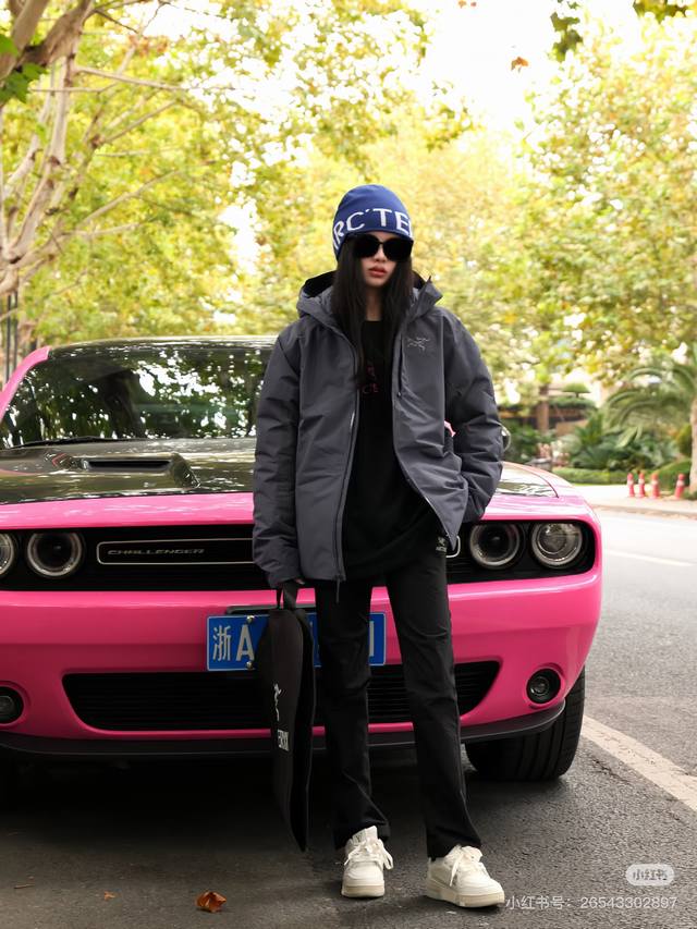 模特+细节图 冬款羽绒服Arc'teryx 始祖鸟三色索拉诺Solano男女同款连帽羽绒服 本年度最具代表性的轻量化白鸭绒羽绒服 ，探索户外运动于城市休闲并存的