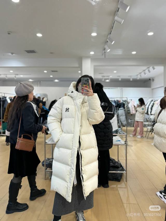 模特+细节图 大棉被羽绒服Ny 洋基队 Mlb专柜同款超厚实保暖情侣连帽中长款两色羽绒服 原厂出品 保证质量发货 保暖性好，不挑身材，男女都适合！ 胸前独有的刺