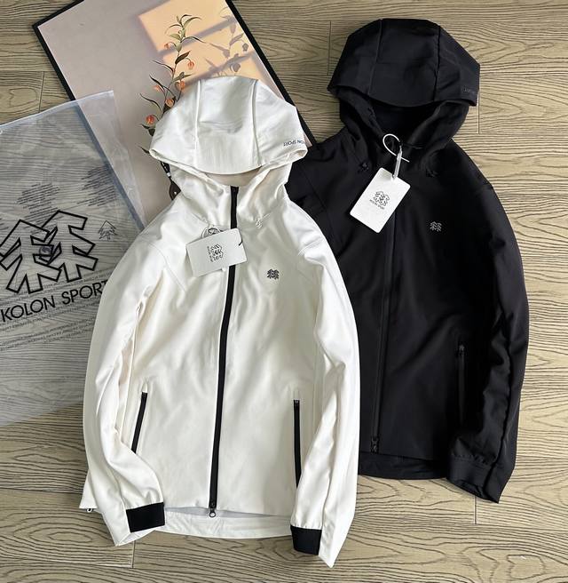 Kolon Sport可隆风脊软壳夹克防静电防泼水女士防风外套 1. 防风保暖 核心功能 “风脊”这个名字就暗示了其出色的防风性能。它采用高密度梭织面料，能有效