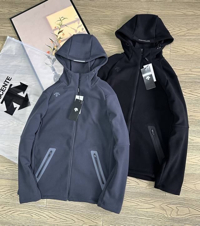 Descente 迪桑特高品质两色冬款加绒户外保暖抓绒连帽开衫外套 超火爆！ 面料内层加绒磨绒处理，绒感丰盈细腻，软糯细滑，贴身亲肤性一流配合阳离子发热科技，上