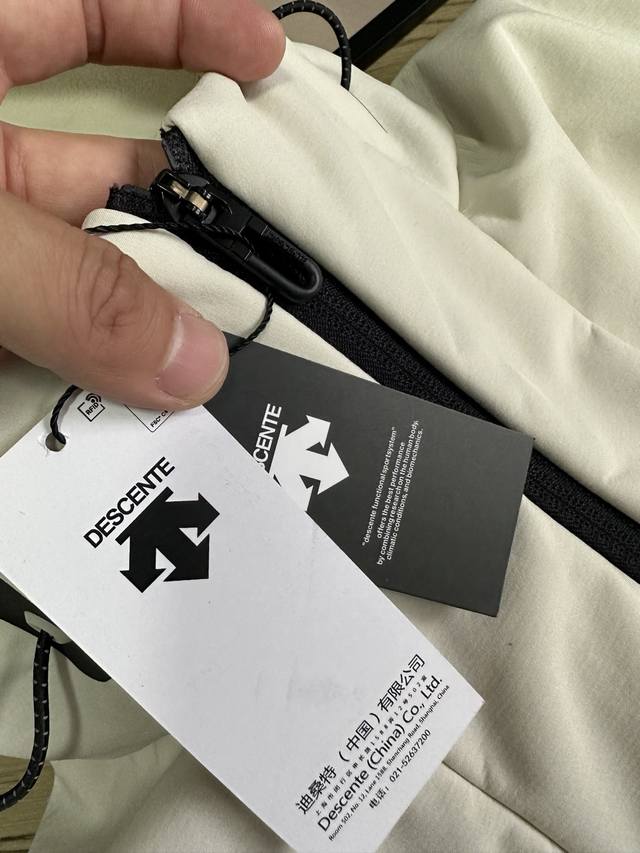 细节图 Descente 迪桑特两色秋冬系列连帽防风保暖梭织软壳长袖外套 这款男士综训训练外套专为多场景运动与日常生活设计，融合功能性与时尚感。采用轻质梭织面料