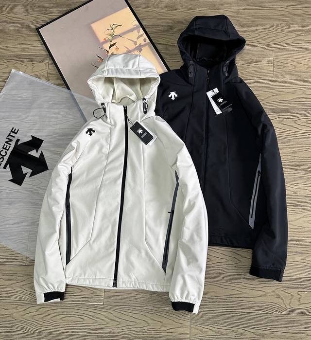 Descente 迪桑特两色秋冬系列连帽防风保暖梭织软壳长袖外套 这款男士综训训练外套专为多场景运动与日常生活设计，融合功能性与时尚感。采用轻质梭织面料，兼具防