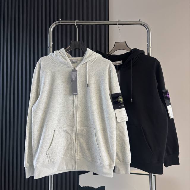 上新 Stone Island.石头岛经典基础款袖臂徽章徽章Logo加绒加厚连帽卫衣，上身帅气百搭不挑人，休闲运动均可驾驭，经典永不过时绝佳秋季出行穿搭必备单品