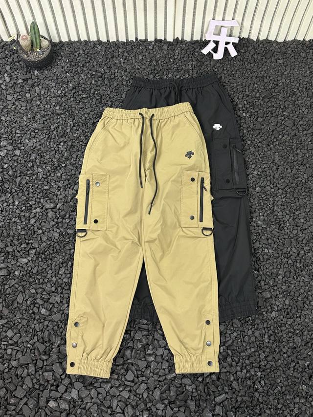 上新 迪桑特25Ss春季新款户外机能风工装裤，男女同款，多口袋工装冲锋裤，经典户外工装百搭卫裤，春季出行必备百搭神裤 立体工装裤重工打造，版型超正，男女同款。情