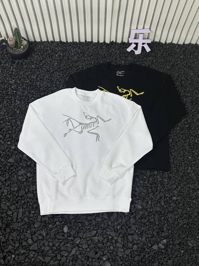 上新 加绒加厚 下单备注 始祖鸟25Ss春秋新款胸前大Logo设计圆领卫衣，男女同款上身帅气百搭不挑人，休闲运动均可驾驭，经典永不过时绝佳初秋出行穿搭必备单品