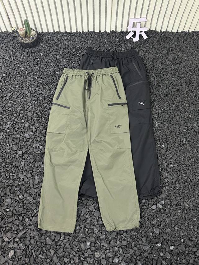 上新 始祖鸟25Ss春季新款户外机能风直筒裤，男女同款，经典户外工装百搭卫裤，春季出行必备百搭神裤 高品质户外工装面料重工打造，版型超正，男女同款。情侣款本期重