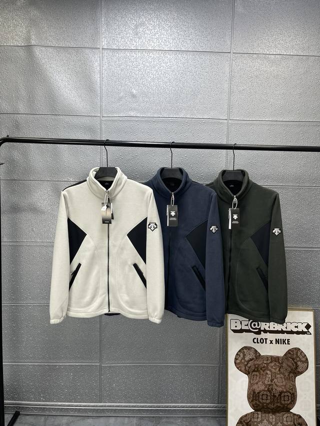 上新 Descente 迪桑特25Ss冬季新款 双层复合加厚保暖摇粒绒连拼接立领夹克外套。三色可选，经典百搭永不过时系列，绝佳秋冬出行穿搭必备百搭单品 甄选高品