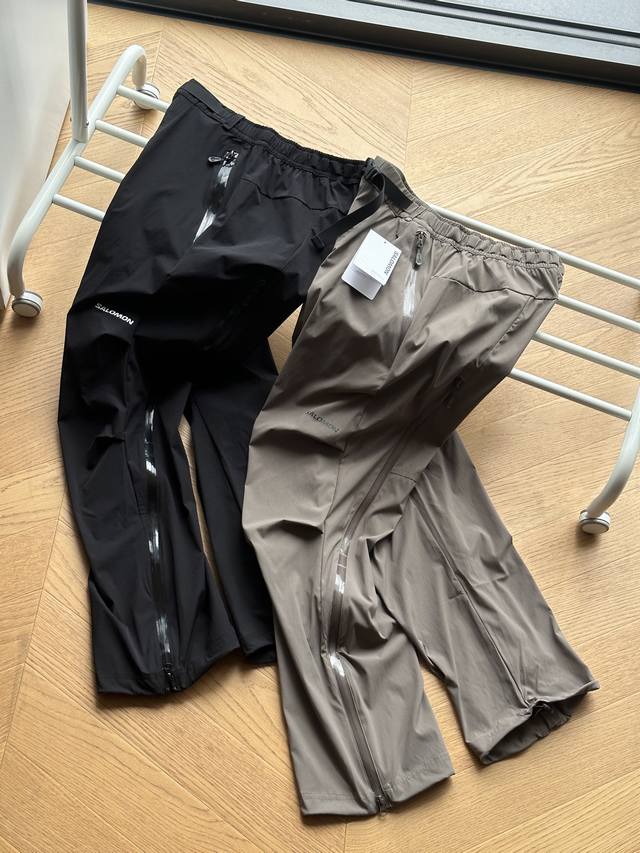 供 Salomon萨洛蒙 白敬亭同款 Slate字母松紧腰 压胶直筒休闲裤 黑色 深米色 S~Xl 采用原版一致弹力尼龙材质，具有良好的弹性，膝盖处采用立体裁片