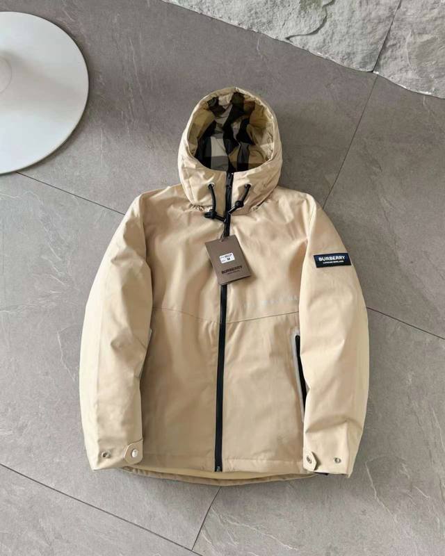 上新！ ，顶级版本Burberry 巴宝莉男士连帽3M反光羽绒服！英国皇室御用品牌！英国以及欧洲等国的高端限定款！这种级别的款式。是男人梦寐以求的款式，虽然是欧