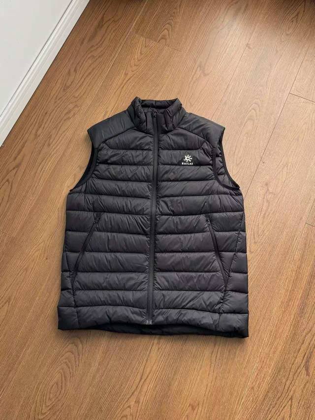 上新！ ，Kailas凯乐石男女情侣款冬季保暖男士立领鹅绒马甲！含绒量80％白鹅绒。超值闭眼入的高端产品。一件单穿百搭，非常的实用、厚度适中、舒适宽松、防泼水面