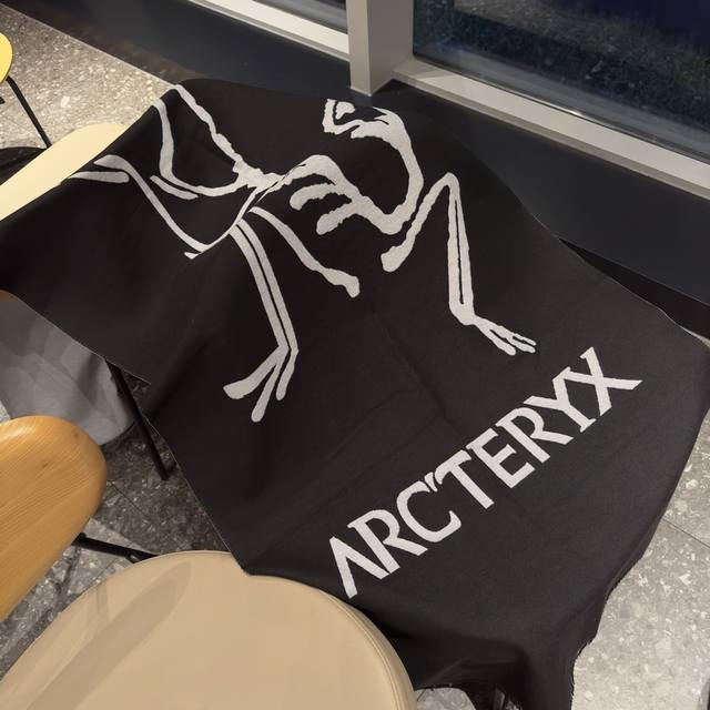 始祖鸟户外防风防寒保暖披毯大围巾 潮人必备户外单品，超爆人手必备单品， 沙发追剧也太香了，时尚高颜值披毯，90190