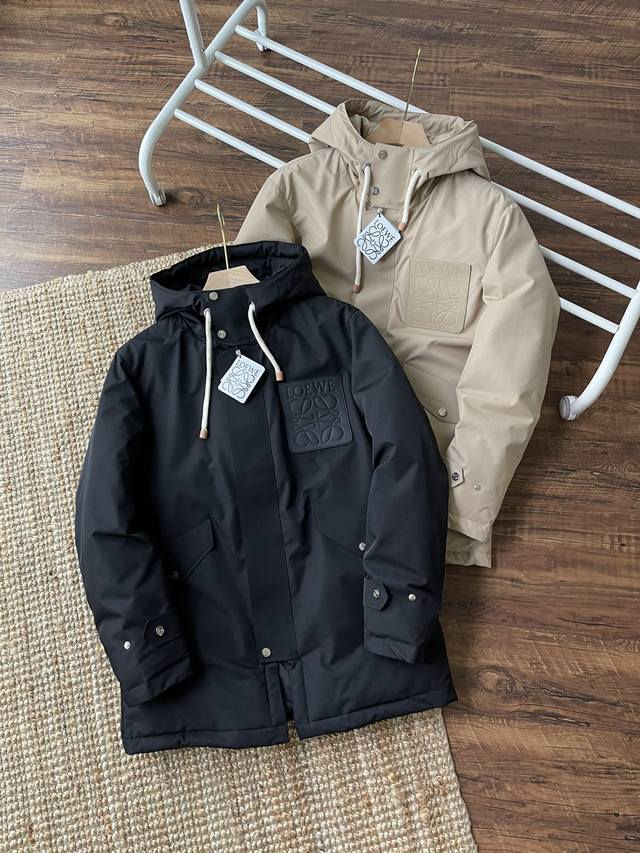 Loewe罗意威冬季男士城市休闲中长款羽绒服，延续了品牌经典高贵，优雅绅士的男装风格，上身更加有型，洒脱！工艺上采用了全天候压胶防水处理！让你能够轻松应对各种恶