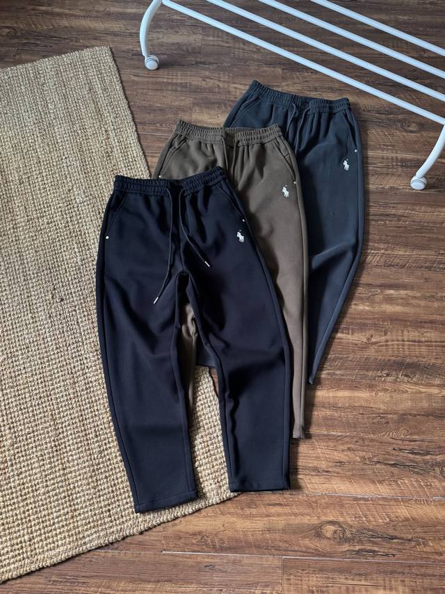 拉夫劳伦小马刺绣空气棉休闲长裤，日常通勤，舒适质感风，拉夫劳伦空气棉休闲裤给足自在感。空气棉面料软而不塌，贴身穿像裹着“云朵”，久坐也不闷汗、不勒腰；经典直筒剪