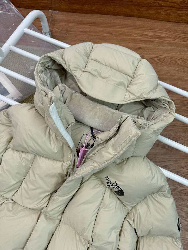 细节图# The North Face 北面两色印花连帽柔软舒适保暖羽绒服 户外界中的第一品牌！！ 此款为情侣款连帽设计羽绒服，海外砖柜专推款！ 整件衣服结合独