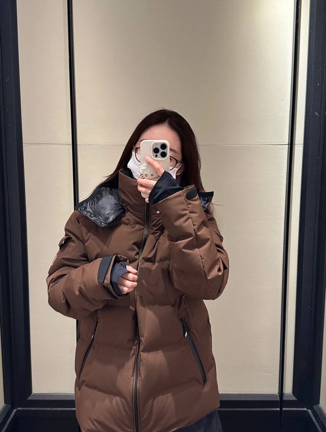 模特图# Moncler ｜Montgetech帽可脱卸羽绒滑雪夹克 谁还在为男生选雪场羽绒服纠结？Montgetech这件直接把“颜值+性能”焊在身上，看完参