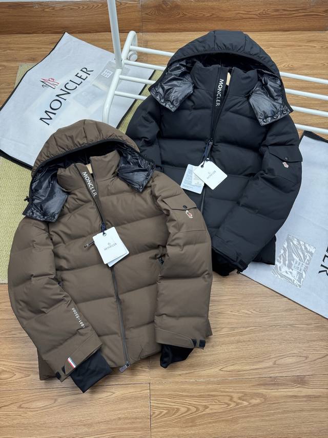 Moncler ｜Montgetech帽可脱卸羽绒滑雪夹克 谁还在为男生选雪场羽绒服纠结？Montgetech这件直接把“颜值+性能”焊在身上，看完参数真的挑不