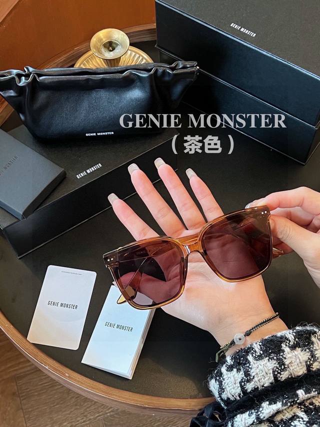 Gm 新款Rosy茶色墨镜 配全套包装 这款专柜抢到离谱的茶色终于出了！ 墨镜最新热门款 实用颜值系天花板！ 一如即往给力，通鲨的颜值超有范 方圆版型，忒修饰，