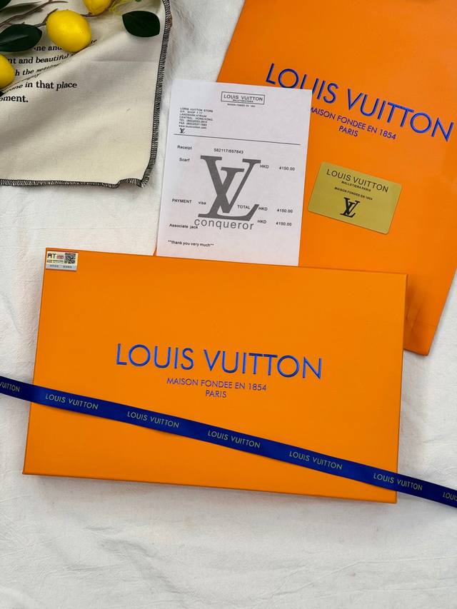 双十一福利 ！ 配全套包装如图 #年年岁岁花相似，岁岁年年人不同，寒风萧瑟，气温骤降，浮力季来临，一样的冬天不一样的温暖表达方式# Louis Vuitton路