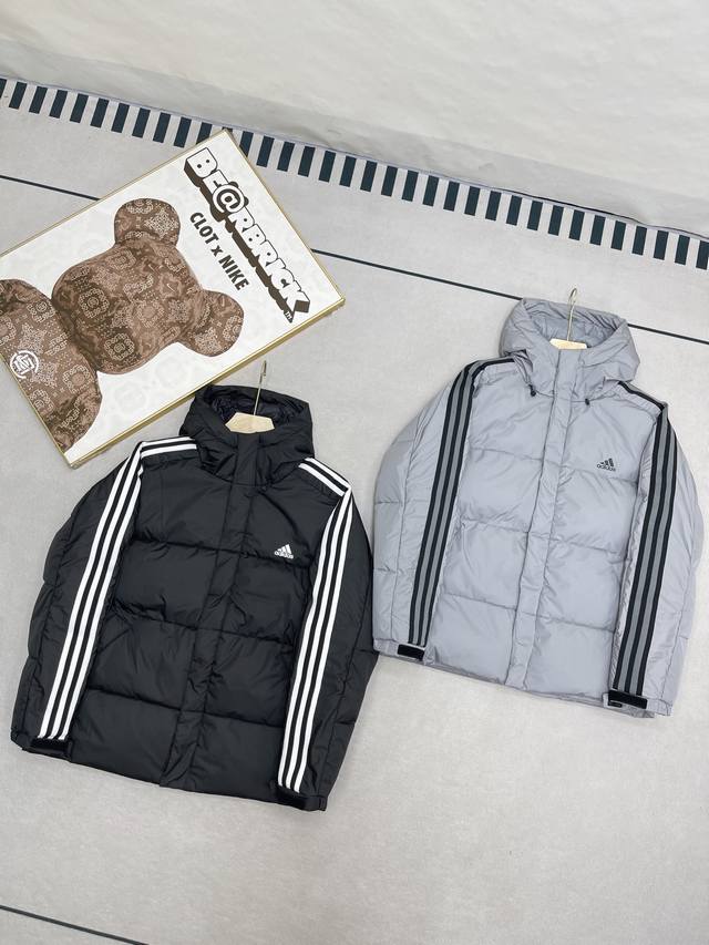 Adidas阿迪达斯冬季专柜600蓬，羽绒服 经典三杠织带 版型偏大。男女同款 定色定染 专柜雾霾灰色，三防工艺，中度防水功能。雨雪天气无压力 填充80灰鸭绒，
