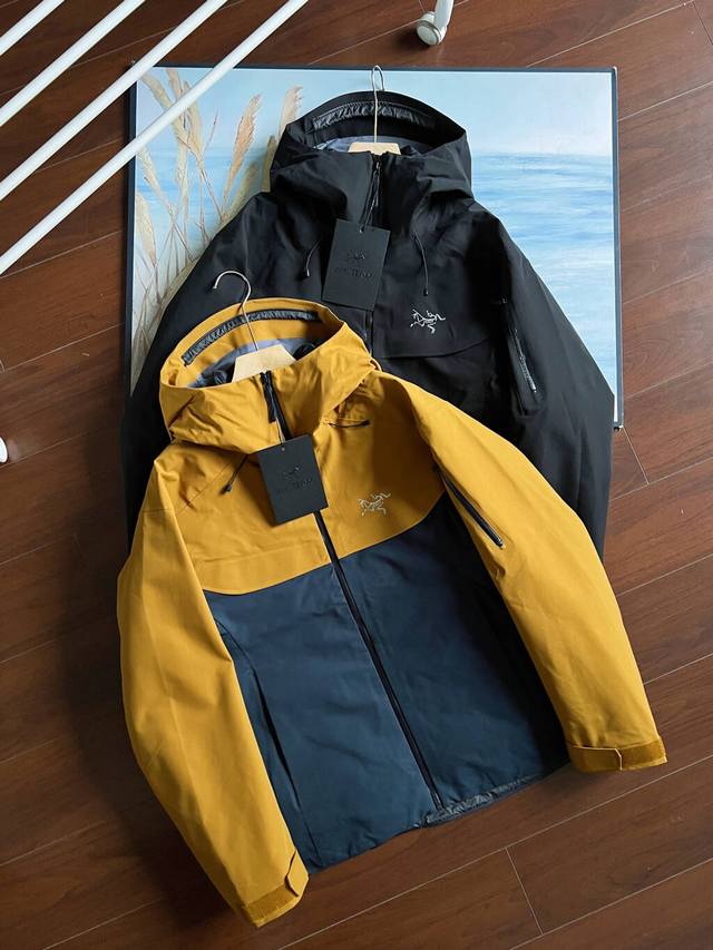 Arcteryx始祖鸟Macai Jacket硬壳连帽滑雪服冲锋派克羽绒服 小买菜 男女同款 -面料：原版一比一定织定染Gore-Tex科技三防硬壳面料。 -辅