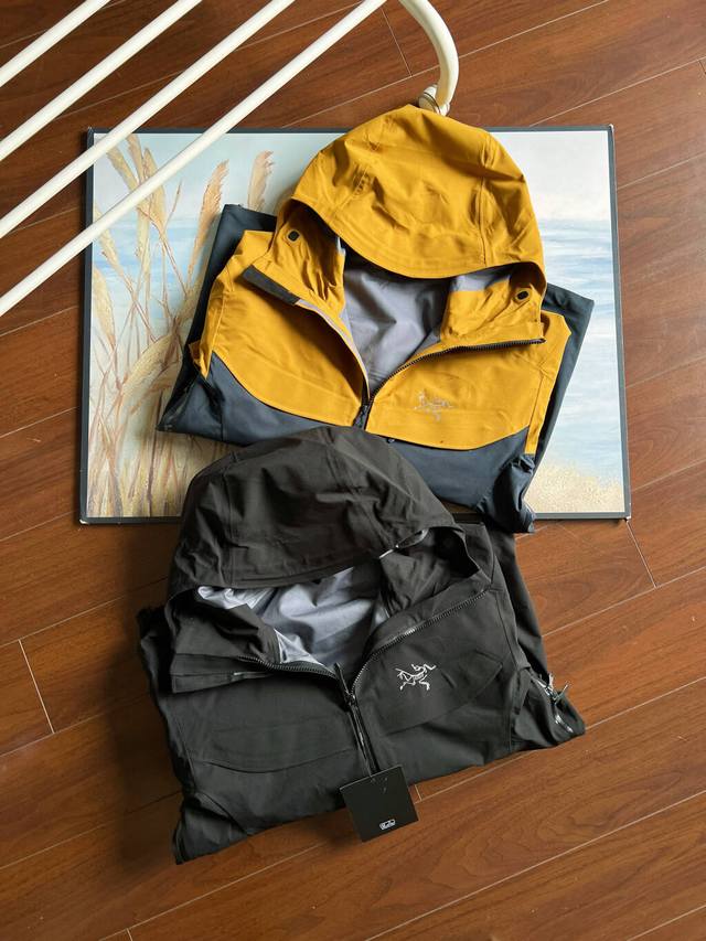 Arcteryx始祖鸟Macai Jacket硬壳连帽滑雪服冲锋派克羽绒服 小买菜 男女同款 -面料：原版一比一定织定染Gore-Tex科技三防硬壳面料。 -辅