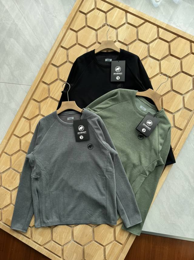 Mammut猛犸象冬季梭织方格玉米绒打底衫，简约而不简单的一款办公室打底，休闲时尚，内里加绒圆领打底运动衫卫衣 这款加绒圆领打底衫， 温暖舒适是冬季的必备选择。