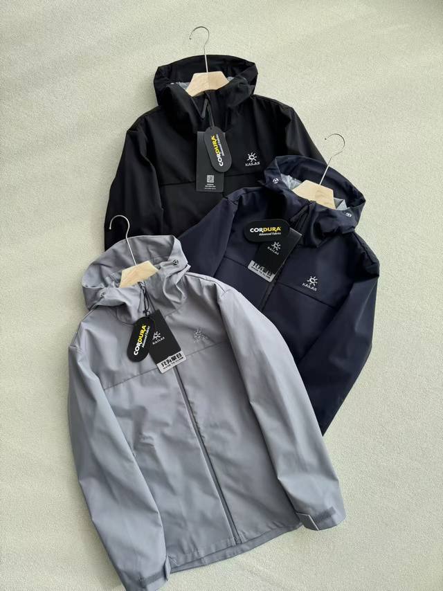 秋季新品，Kailas凯乐石户外休闲连帽情侣款冲锋衣外套 双层编织面料、具备轻量化、防泼水、耐磨等特点！户外，休闲，城市通勤应对多种环境！ 3D立体裁剪设计！版