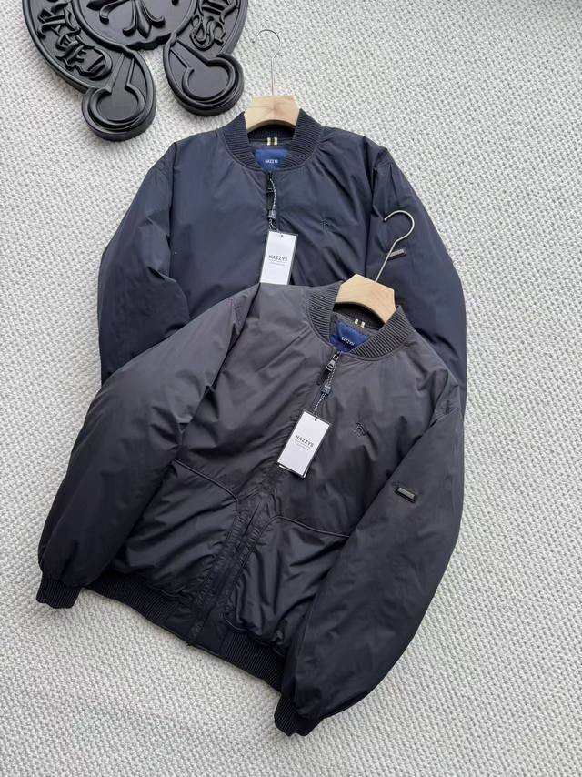 哈吉斯 男士鹅绒棒球服：轻暖御寒，型格不设限 当寒潮来袭，一件鹅绒填充的棒球领羽绒服，为你终结“保暖就臃肿”的秋冬穿搭焦虑。 经典棒球领设计，复古廓形利落有型，