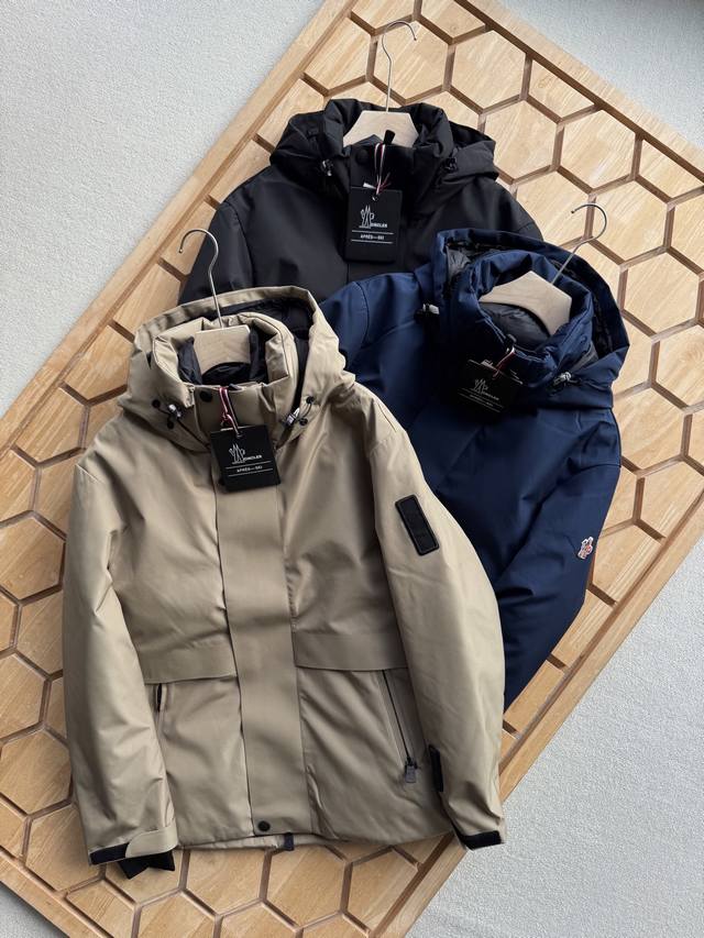 Moncler 盟可睐 连帽户外中长款羽绒服外套 连帽设计防冬防雪更暖和。 原版订制防风防水压胶客供聚酯纤维镀层面料， 高门襟魔术贴内置拉链防寒系数更强， 袖臂